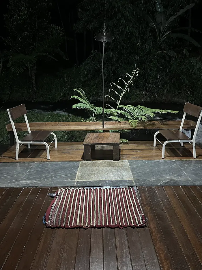 Kursi dan meja kayu di deck pada malam hari