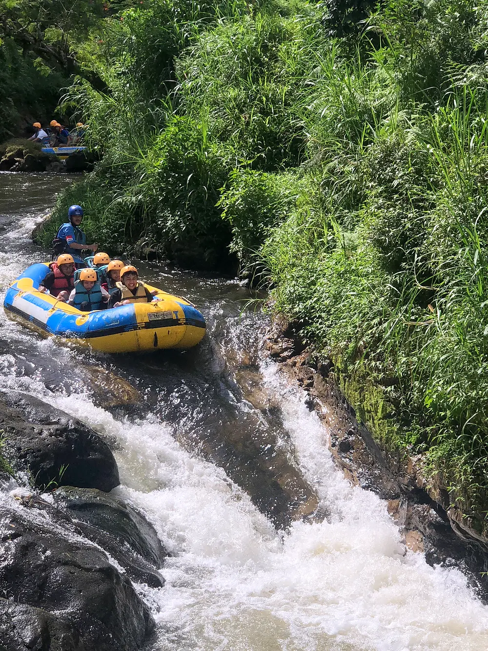 Perahu rafting menyusuri arus deras sungai Pangalengan