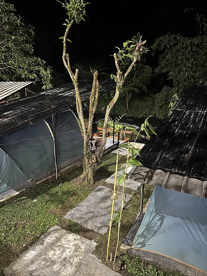 Deretan tenda dan deck kayu pada malam hari